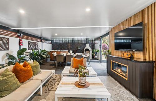 Coffs Harbour House | Ellie's Cottage Escape - Sleeps 8, Spa, Pizza Oven