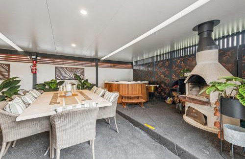 Coffs Harbour House | Ellie's Cottage Escape - Sleeps 8, Spa, Pizza Oven