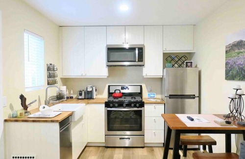 North Central House | Elmo Hideout, a cozy MOVIE house W/4K projector