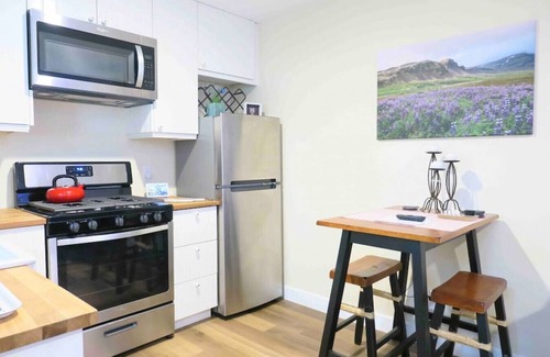 North Central House | Elmo Hideout, a cozy MOVIE house W/4K projector