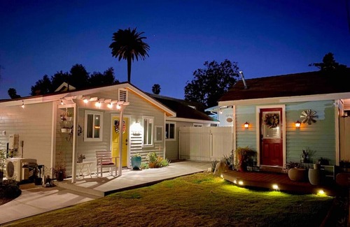 North Central House | Elmo Hideout, a cozy MOVIE house W/4K projector