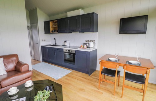 Malvern Cottage | ELMSIDE LODGE, romantic, with a garden in Welland