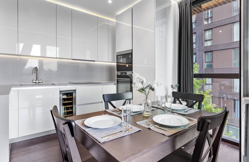 Nine Elms Apartment | Embassy Area - Stylish 2BR with Gym
