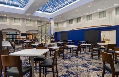 East Boston Hotel | Embassy Suites Boston at Logan Airport