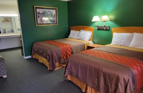 Blythe Hotel | Emerald Inn & Lounge