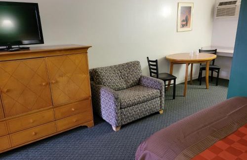 Blythe Hotel | Emerald Inn & Lounge