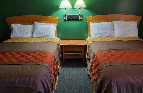 Blythe Hotel | Emerald Inn & Lounge