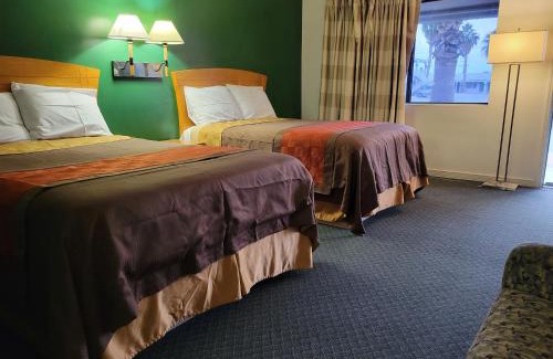 Blythe Hotel | Emerald Inn & Lounge