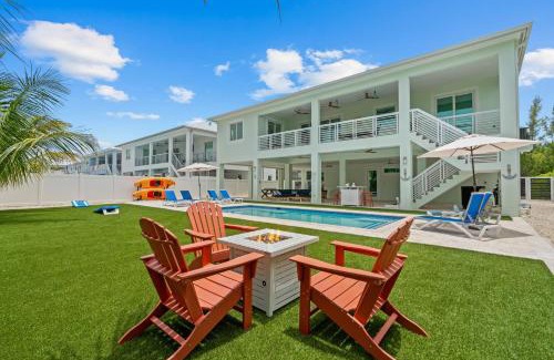 Marathon Villa | Emerald Oasis Deluxe Waterfront Gem, Heated Pool with Dock