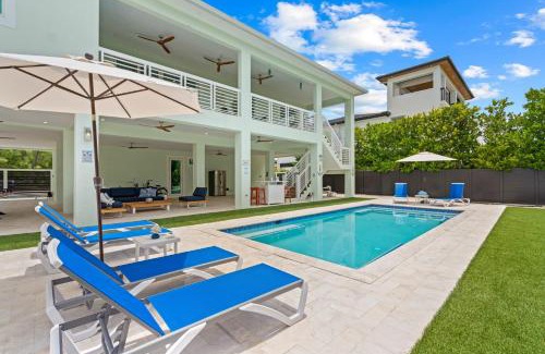 Marathon Villa | Emerald Oasis Deluxe Waterfront Gem, Heated Pool with Dock