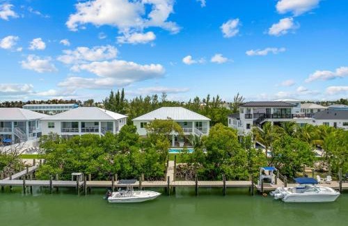 Marathon Villa | Emerald Oasis Deluxe Waterfront Gem, Heated Pool with Dock