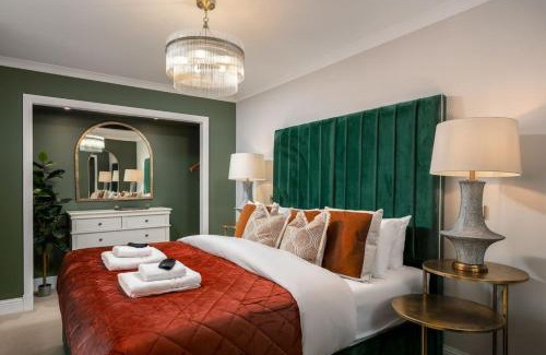 Dalavich Apartment | Emerald Suite, The Stirling Residence
