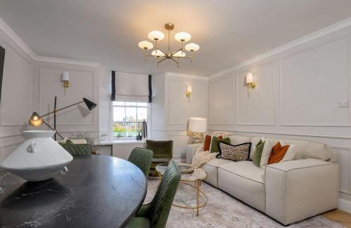 Dalavich Apartment | Emerald Suite, The Stirling Residence