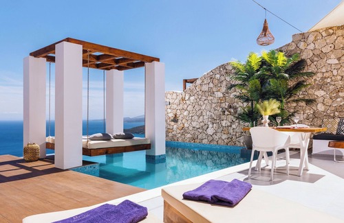 Varvara Villa | Emerald Villas & Suites