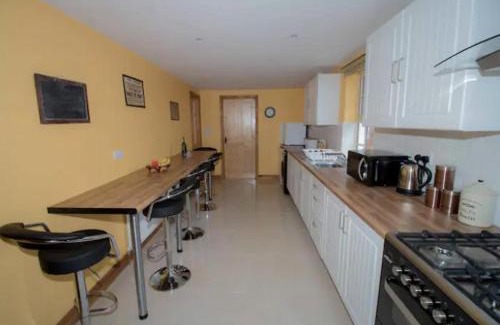 Emly House | Emly - Cottage - Sleeps 6 - Parking - Garden