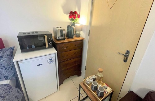 Chorlton-cum-Hardy House | En-suite Double Room - Private Entrance & Free Parking