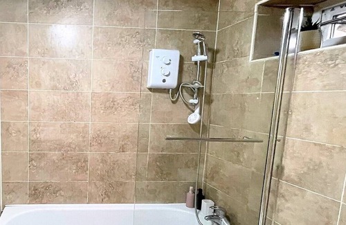 Chorlton-cum-Hardy House | En-suite Double Room - Private Entrance & Free Parking
