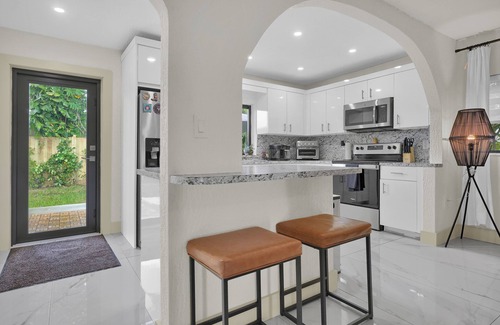 West Little River House | Enchanting 2-bedroom house with a Pool Table, Ping Pong, Patio, Gated Parking