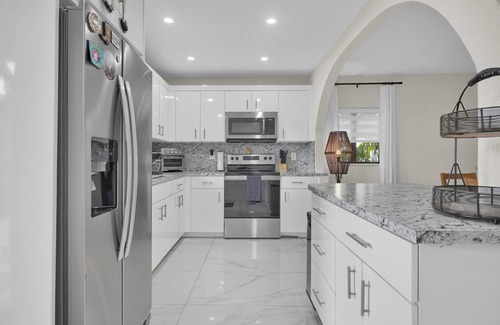 West Little River House | Enchanting 2-bedroom house with a Pool Table, Ping Pong, Patio, Gated Parking