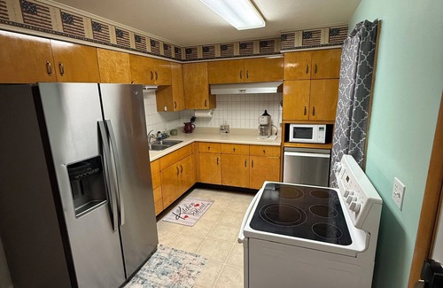 Arnolds Park House | Enchanting 5-bedroom 7 bed house with AC in Arnolds- walk to all the attractions