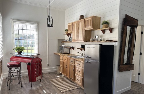 Wildwood Apartment | Enchanting Cottage with Historical Charm | Across From The Valley Venues & Lookout Mountain | Hiking