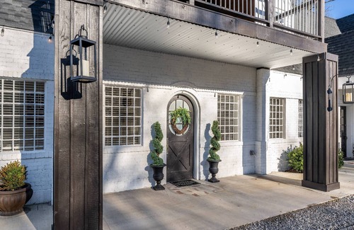 Wildwood Apartment | Enchanting Cottage with Historical Charm | Across From The Valley Venues & Lookout Mountain | Hiking
