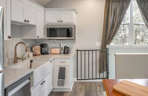 Prescott Apartment | Enchanting Fawn Chalet in the Pinesn