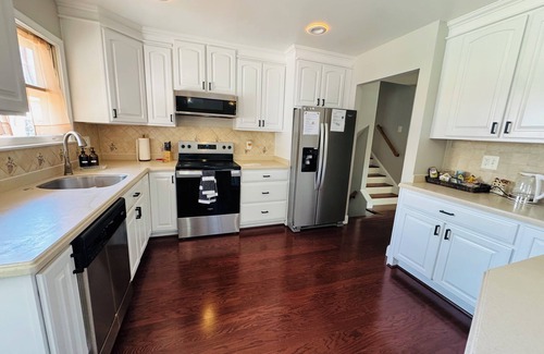 Sterling House | Enchanting Home for Families/Groups in Sterling, 10 mins from IAD, 30 mins to DC