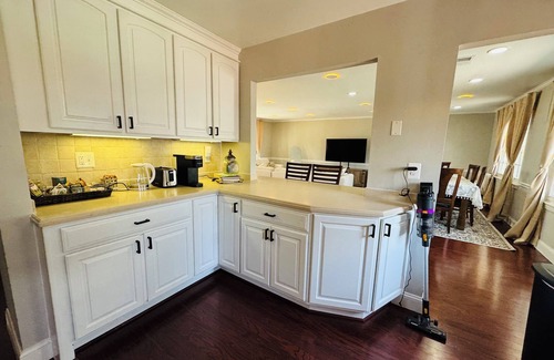 Sterling House | Enchanting Home for Families/Groups in Sterling, 10 mins from IAD, 30 mins to DC