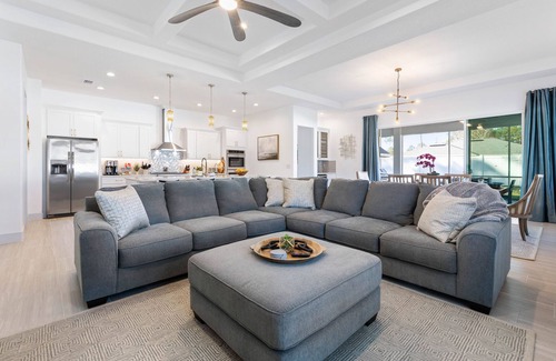 Palm Coast House | Enchanting house with heated pool, full kitchen, central AC, & washer/dryer