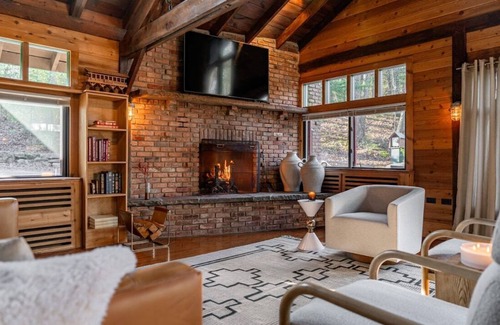 Layton Cabin | Enchanting Scenic Lodge | Lake Views & Hot Tub