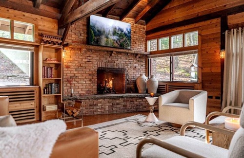 Layton Cabin | Enchanting Scenic Lodge | Lake Views & Hot Tub