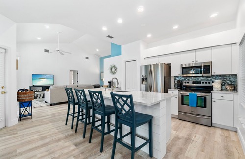 Falcons Glen House | Enjoy a beautiful, pool home on the golf course in Lely Resort