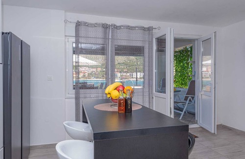 Grebastica House | Enjoy a Holiday Home Family Fun with Sea View right on the beach, Pet Friendlynn