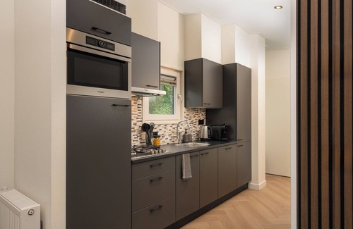 Lieren House | Enjoy a luxury holiday home for 4 people in the wooded nature of the Veluwe, featuring modern amenities, air conditioning, and a stylish pergola for optimal comfort.