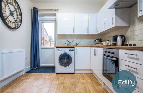 Southampton House | Enjoy a relaxing summer stay in our spacious 4-bed home in the heart of Southampton