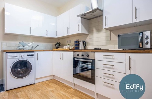 Southampton House | Enjoy a relaxing summer stay in our spacious 4-bed home in the heart of Southampton