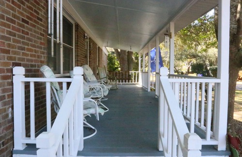 Old Village House | Enjoy Charlestons History & Carolina Sun - 3BR 2 BATH Old Mt. Pleasant