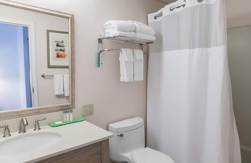 Silver Beach Hotel | Enjoy Comfort and Convenience on your Vacation! 4 Ocean View Units! Onsite Pool!