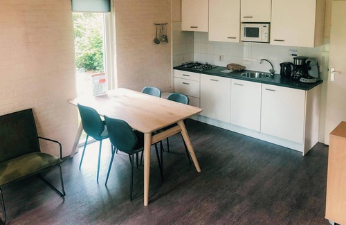 Nieuw Heeten House | Enjoy comfort and nature in the IJssel Comfort Plus bungalow for 2 persons at Vakantiepark de Sallandshoeve, with modern amenities and a peaceful setting.