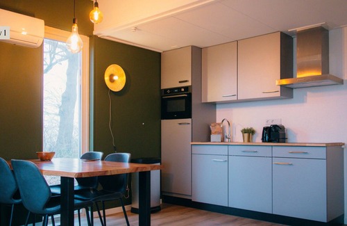 Nieuw Heeten House | Enjoy comfort and nature in the IJssel Comfort Plus bungalow for 2 persons at Vakantiepark de Sallandshoeve, with modern amenities and a peaceful setting.