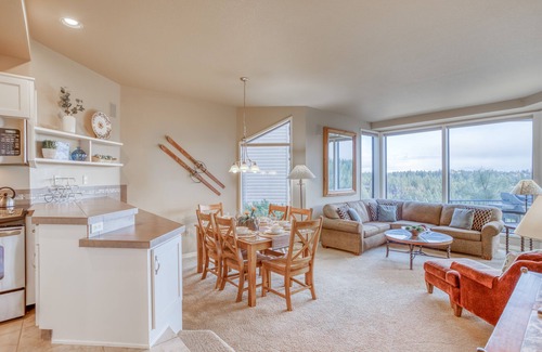 Century West Condo | Enjoy Deschutes River Views from Beautiful 1-Bedroom Mt. Bachelor Village Condo!