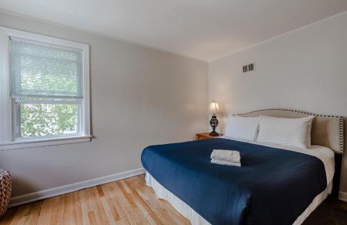 Evanston Apartment | Enjoy Evanston! Slow Down After a Busy Day Sight Seeing - Walking Distance from Public Transportation apts