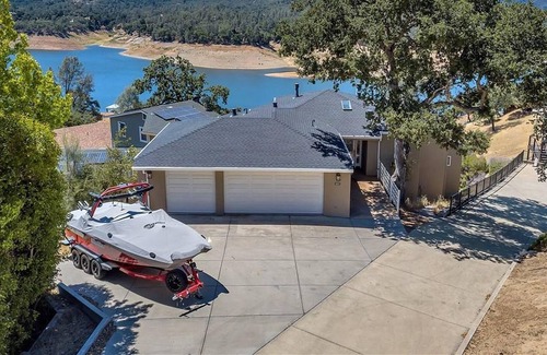 Oak Shores House | Enjoy lakefront luxury at the lodge! Views, private dock, lake access, five bedrooms, game room.