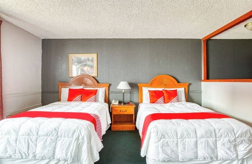 South Tulsa Hotel | Enjoy Peaceful Tulsa Room w/Relaxing Ambiance + Greenery Close By