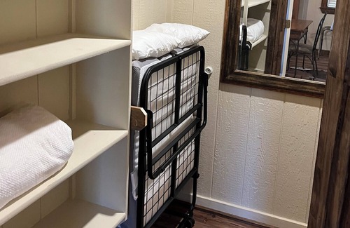 Wyldwood Cottage | Enjoy some R&R at this cozy cabin! Conveniently Located between Austin&Bastrop!
