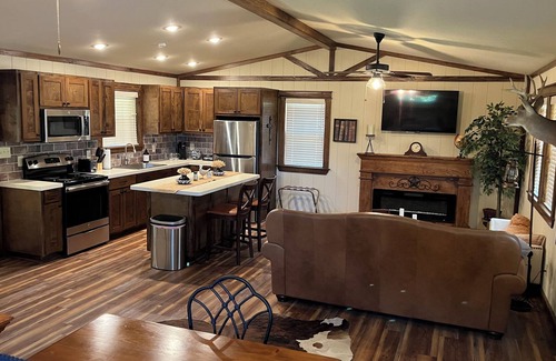 Wyldwood Cottage | Enjoy some R&R at this cozy cabin! Conveniently Located between Austin&Bastrop!