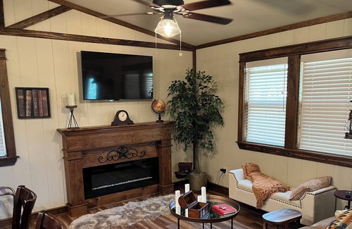 Wyldwood Cottage | Enjoy some R&R at this cozy cabin! Conveniently Located between Austin&Bastrop!