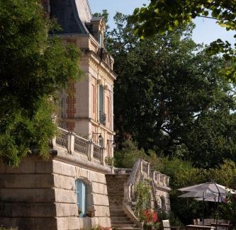 Serignac Cabin | Enjoy spring at Chateau de Monbrison, apartment for four guests