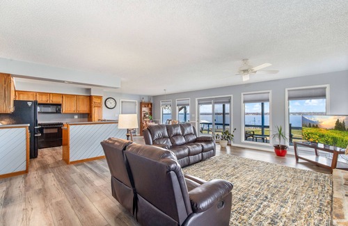 Grove House | Enjoy Sunsets at Lakefront 2 BR 2 BA Home